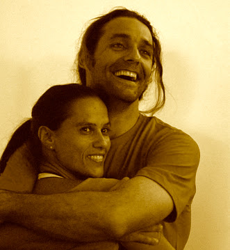 Ângela e Pedro, abraçados e rindo