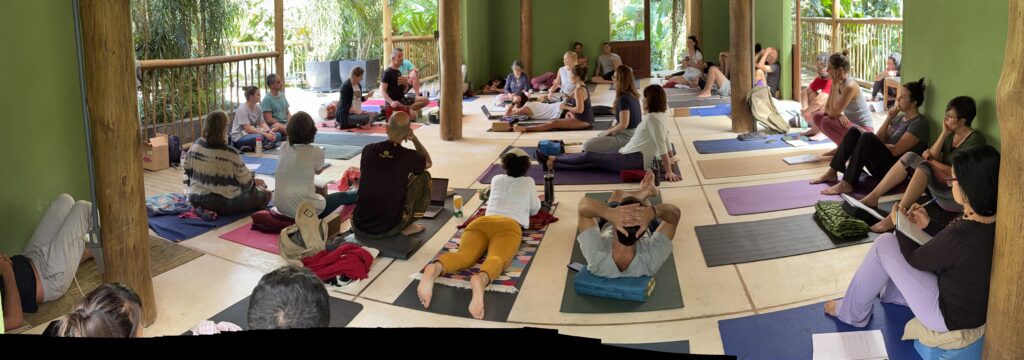 Aula de Yoga com Pedro Kupfer e a turma