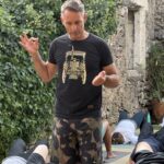 Pedro explica um ponto da prática, com as mãos