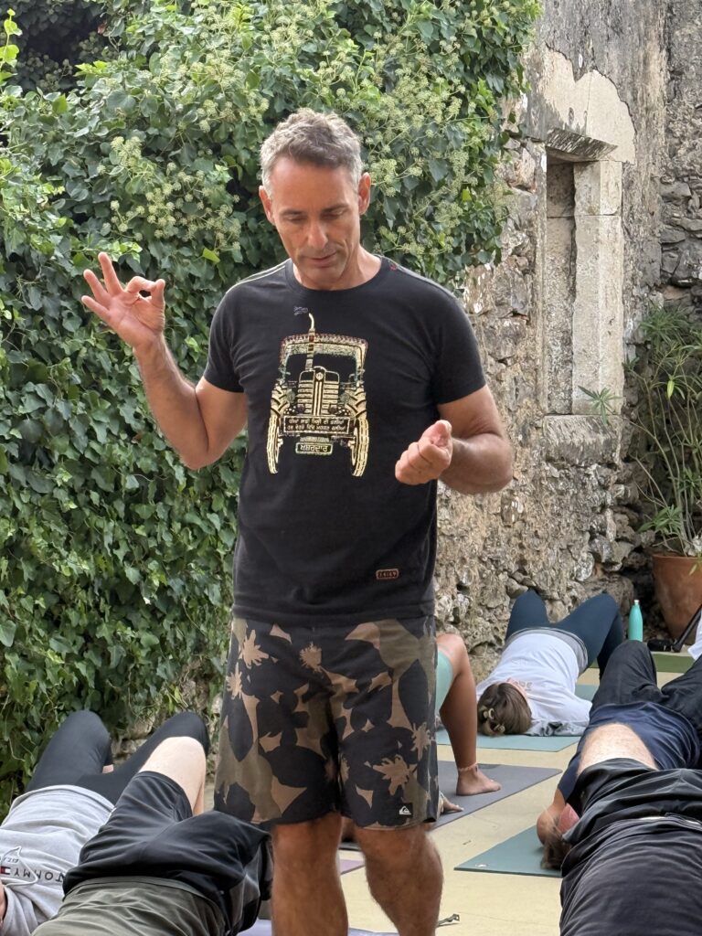 Pedro explica um ponto da prática, com as mãos.