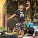 Pedro conduz a turma entre muros amarelos e verdes