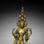 Bronze dourado (Himalaia Ocidental, c. 1000): Bodhisattva da Compaixão de onze cabeças (Avalokiteśvara)