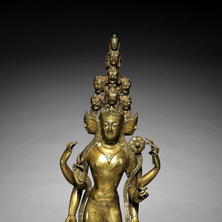 Bronze dourado (Himalaia Ocidental, c. 1000): Bodhisattva da Compaixão de onze cabeças (Avalokiteśvara)