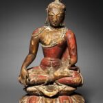 Escultura de madeira pintada (Himalaia Ocidental, séc. XI): Buda sentado