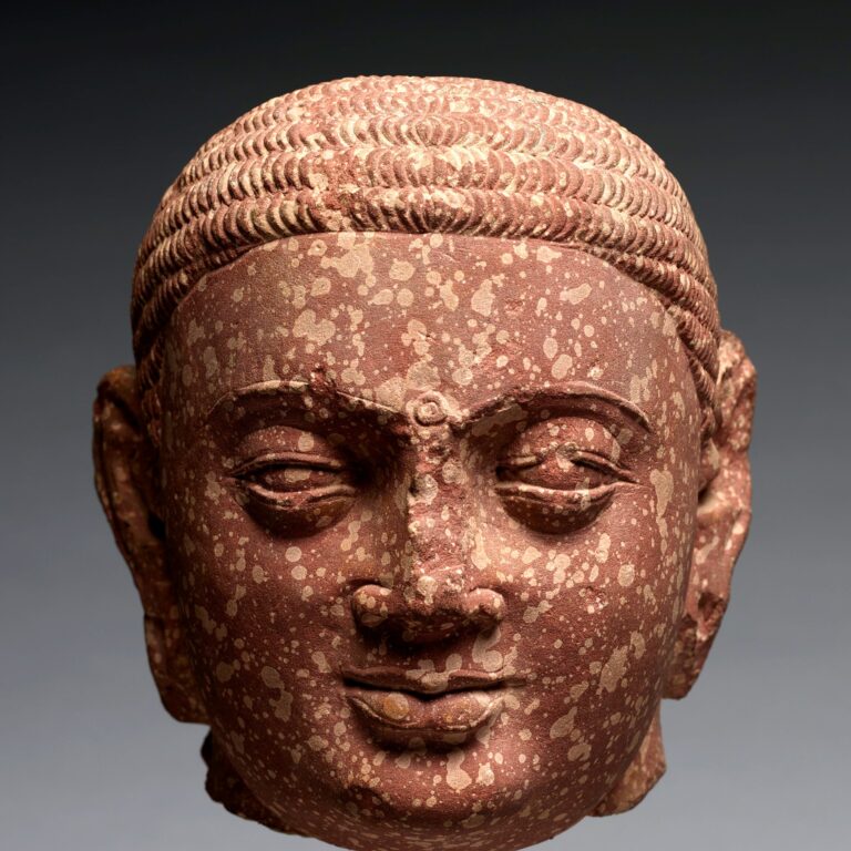 Escultura de arenito (Mathura, período Kushan, c. 150–75): Cabeça de Jina
