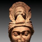Escultura de arenito (Mathura, período Kushan, c. 75–120): Cabeça de um bodhisattva