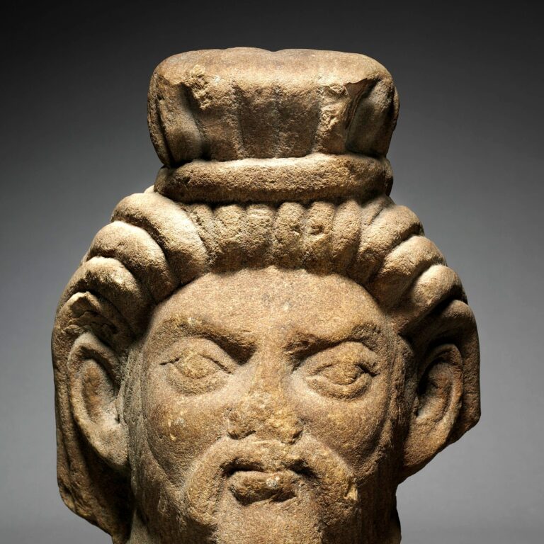 Escultura de pedra (Mathura, período Kushan, c. 125–150): Cabeça de um ṛṣi