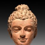Escultura de argila (Caxemira, séc. VIII): Cabeça do Buda