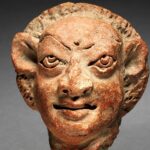 Placa de terracota (período Gupta, c. 400): Cabeça masculina grotesca