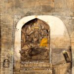Pintura (Pahari, c. 1710): Esculturas de pedra num templo de Śiva