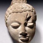 Escultura de arenito (Sarnath, séc. V): Fragmento de cabeça do Buda