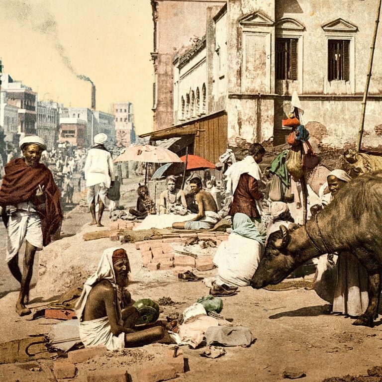 Fotocromo antigo de uma rua de Calcutá com um grupo de jogīs, ascetas śaivas, no fim do século XIX