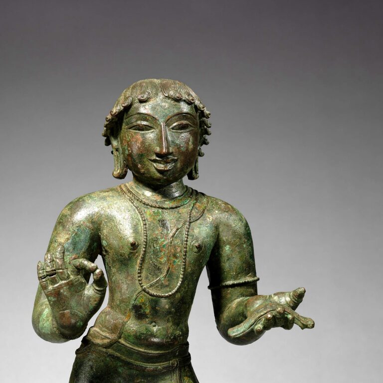 Bronze do Sul da Índia do santo-poeta Māṇikkavācakar, de pé, segurando o manuscrito dos seus hinos