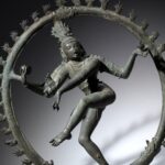 Bronze Chola de Śiva Naṭarāja dançando dentro de um arco de chamas, com o pé esquerdo erguido