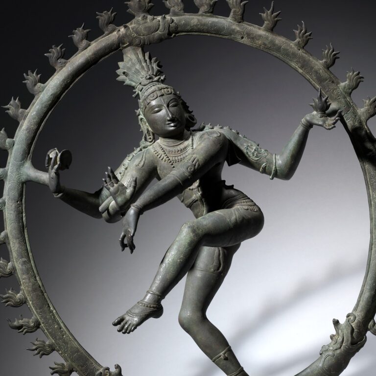 Bronze Chola de Śiva Naṭarāja dançando dentro de um arco de chamas, com o pé esquerdo erguido