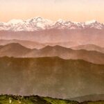 Fotocromo de 1890: picos nevados do Kangchenjunga sobre as colinas verdes de Darjeeling, no Himalaia