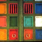 Porta pintada em cores vivas