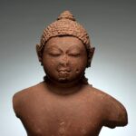 Escultura de pedra (período Chandela, séc. IX–X): Ṛṣabha, o primeiro Jina