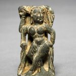 Escultura de esteatita (Caxemira, séc. IV–V): Śālabhañjikā, a mulher e a árvore