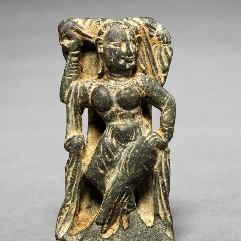 Escultura de esteatita (Caxemira, séc. IV–V): Śālabhañjikā, a mulher e a árvore