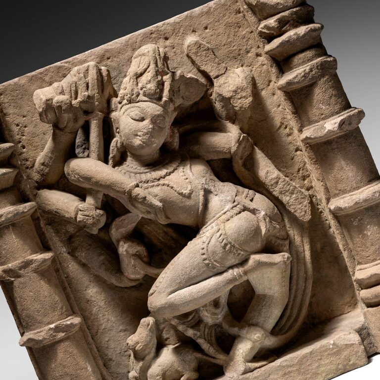 Escultura de arenito (período Chandela, séc. X–XI): Śiva de oito braços dançando entre duas colunas