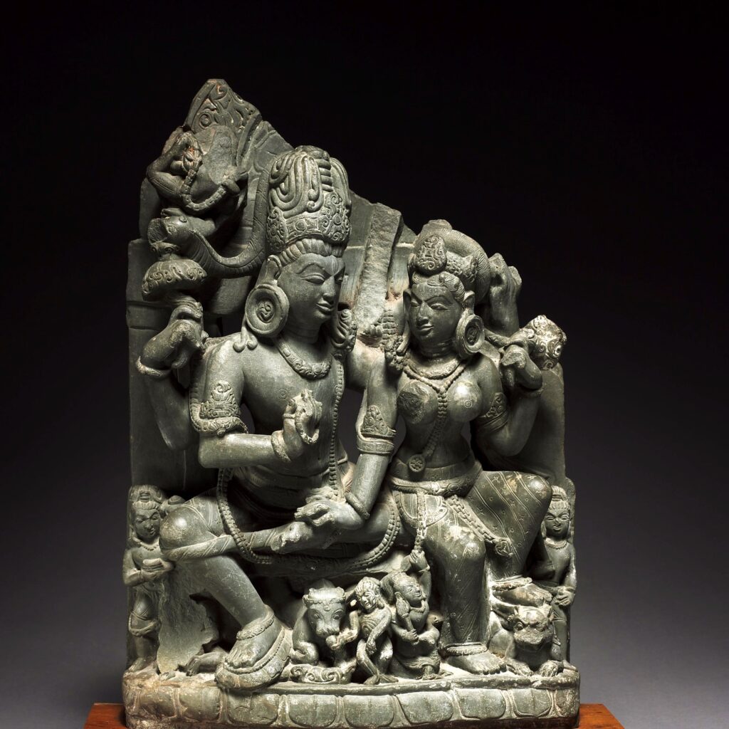 Escultura de xisto (Uttarakhand, séc. X): Śiva e Pārvatī (Umā-Maheśvara)