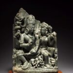 Escultura de xisto (Uttarakhand, séc. X): Śiva e Pārvatī (Umā-Maheśvara)