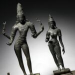 Bronzes Chola de Śiva e Pārvatī de pé, lado a lado, sobre a mesma base