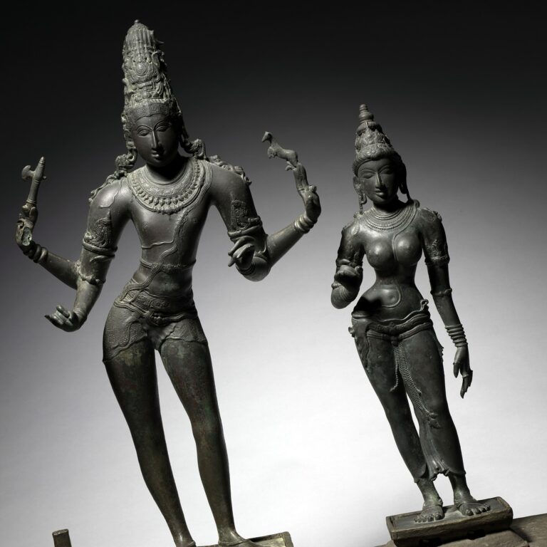 Bronzes Chola de Śiva e Pārvatī de pé, lado a lado, sobre a mesma base