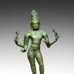 Bronze Chola de Śiva Vīṇādhara de pé, com as mãos na posição de tocar a vīṇā