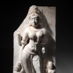 Escultura de mármore (Rajasthan, séc. X–XI): Vidyādevī, a deusa do saber