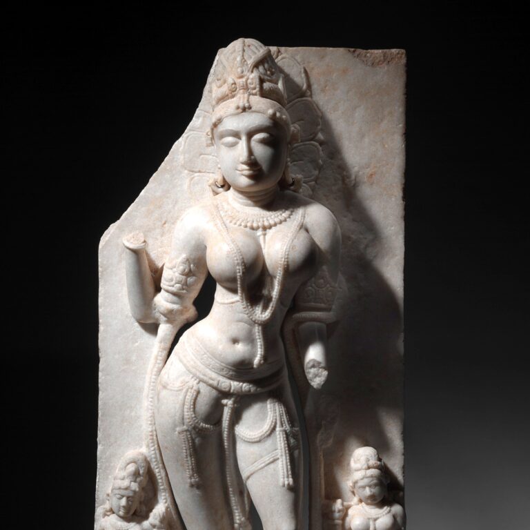 Escultura de mármore (Rajasthan, séc. X–XI): Vidyādevī, a deusa do saber