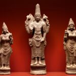 Escultura de granito (Tamil Nadu, período Chola, 900–950): Viṣṇu com Śrī e Bhū