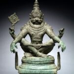 Bronze Chola de Narasiṁha, o homem-leão, sentado em meditação com a faixa de yoga nas pernas